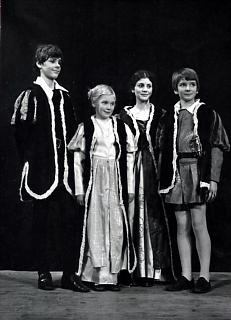 Peter (Nicholas Emerson), Lucy (Philippa Hough), Susan (Felicity Wiseman) & Edmund (David Blott).
 Select this image to see a larger version. 